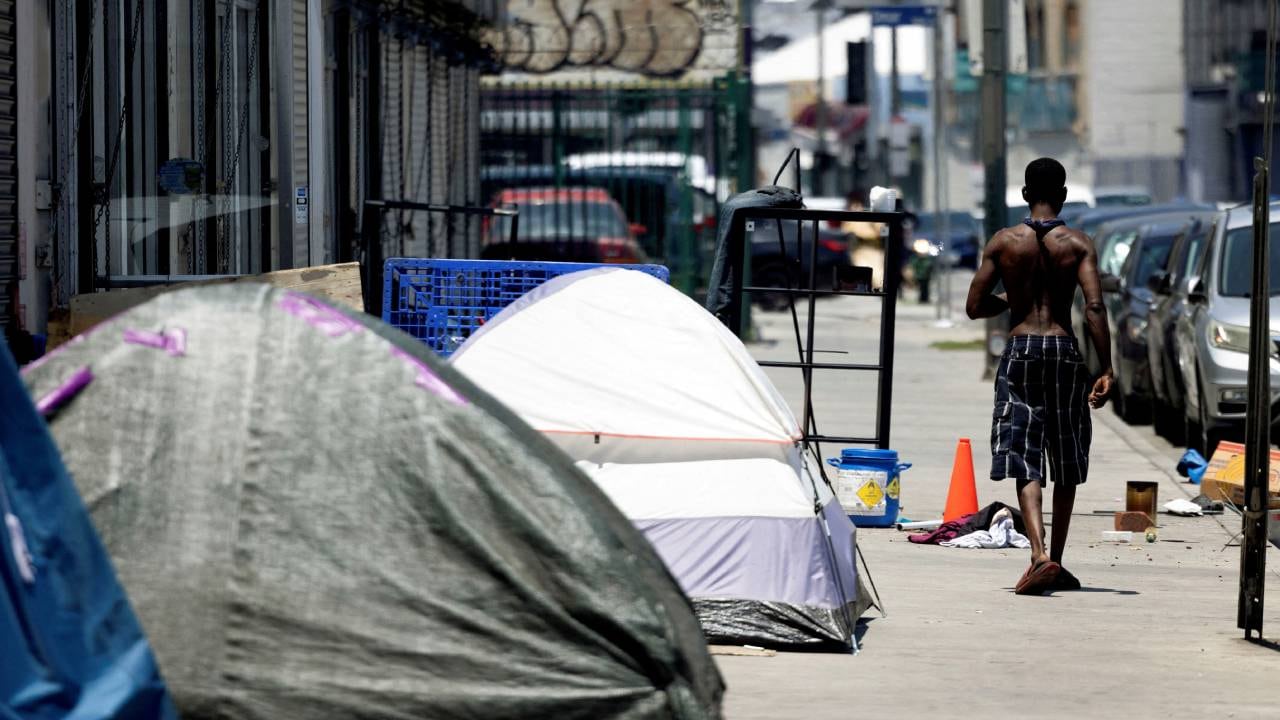 El impuesto del 1% sobre alimentos y bebidas financia el sistema de asistencia para personas sin hogar en Miami-Dade y ha recaudado hasta USD 30 millones anuales. (Reuters)