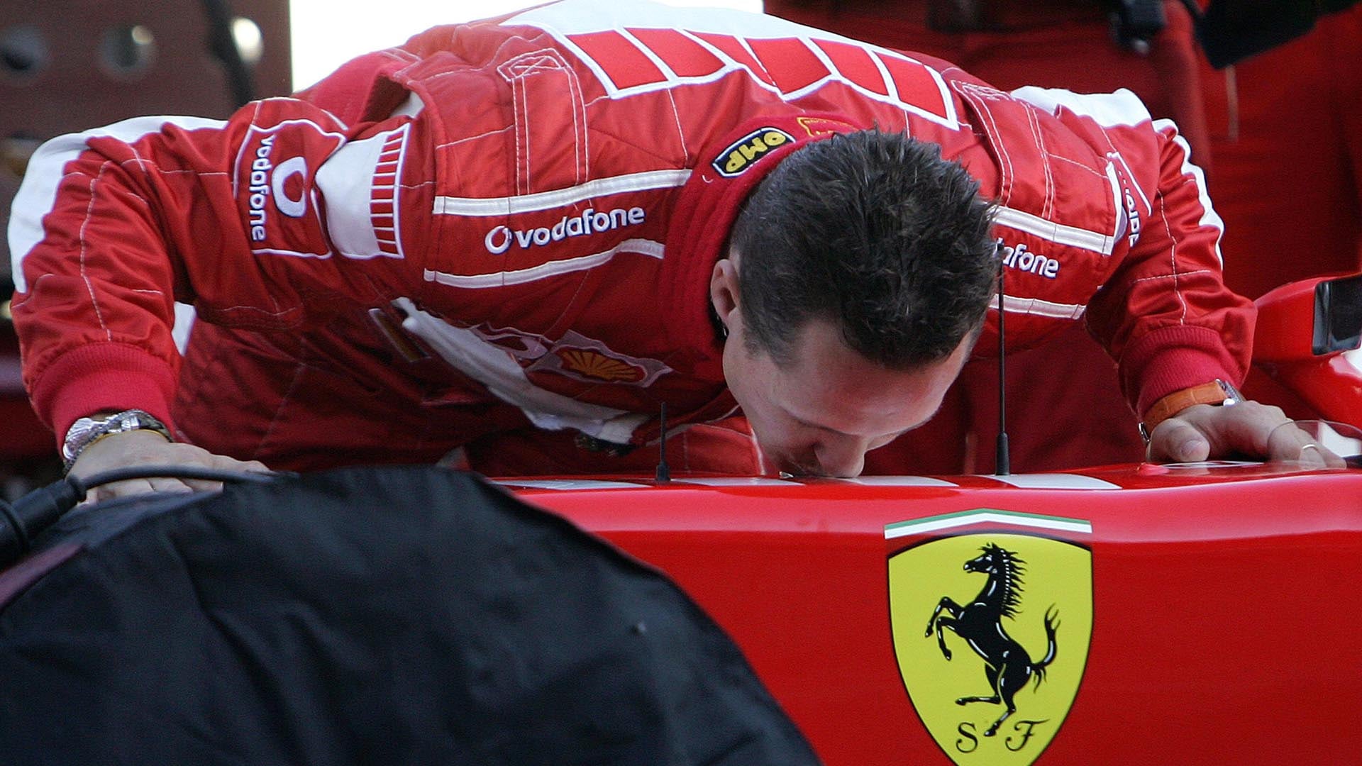 Schumi agradece y besa a su Ferrari. Con los autos de Maranello vivió sus mejores años en la F1 (AFP PHOTO / FILIPPO MONTEFORTE)