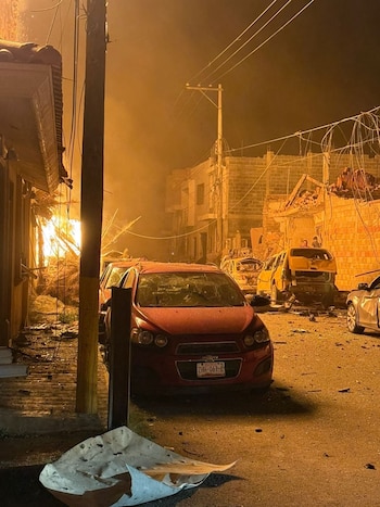 OJOCALIENTE, ZACATECAS, 30AGOSTO2026.- Alrededor de las 20:00 hrs se registró una fuerte explosión frente a la sede de la Policía Municipal. Los primeros reportes oficiales indican que un vehículo fue utilizado con un artefacto dañando completamente toda la oficina policial, las casas contiguas y de enfrente y varios vehículos. Hasta el momento se informó que por lo menos seis personas se encuentran con heridas de gravedad.
FOTO: ESPECIAL /CUARTOSCURO.COM