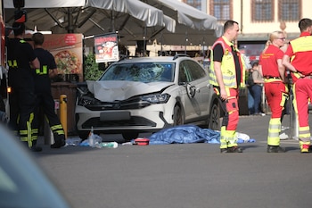 Miembros de los servicios de emergencia trabajan en el lugar donde varias personas resultaron heridas durante un incidente con un automóvil en el centro de la ciudad de Leipzig, en el este de Alemania, el 4 de mayo de 2026.