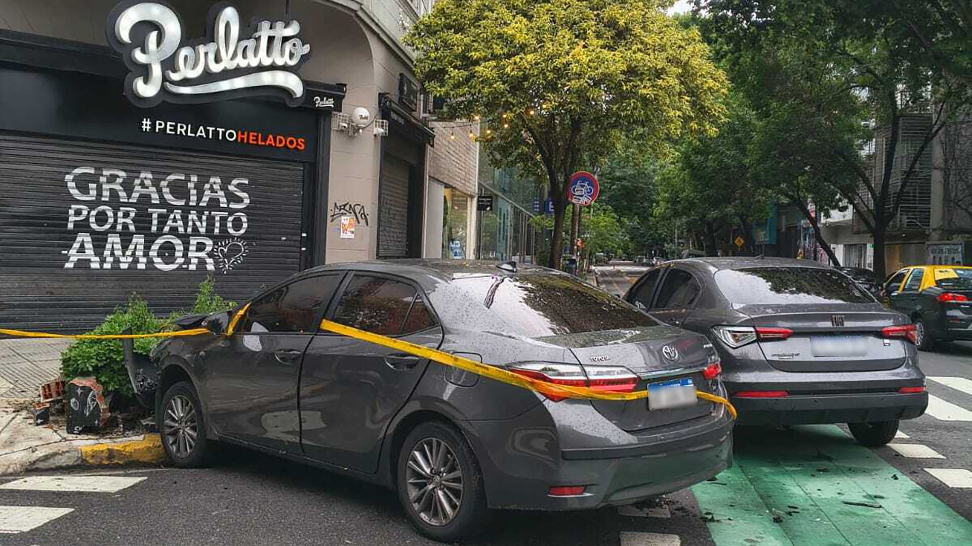 Los vehículos casi terminan incrustrados en una heladería.