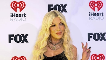 La actriz Tori Spelling, de ‘Sensación de vivir’, hospitalizada junto a sus hijos tras sufrir un accidente de tráfico: “su pericia la salvó”