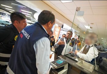 Detienen a inspector de la