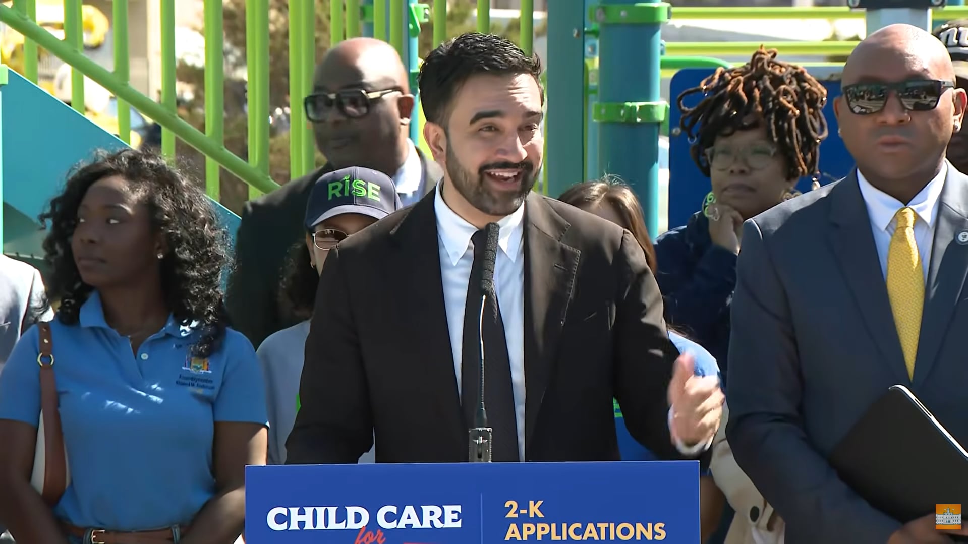 El alcalde Mamdani y la gobernadora Hochul anunciaron la meta de ampliar el programa a 12.000 familias para el próximo año escolar (Captura de video: NYC Mayor's Office).