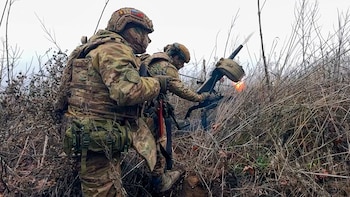 Cancillería responde por peruanos enlistados en ejércitos de Rusia y Ucrania: repatriación y advertencia oficial