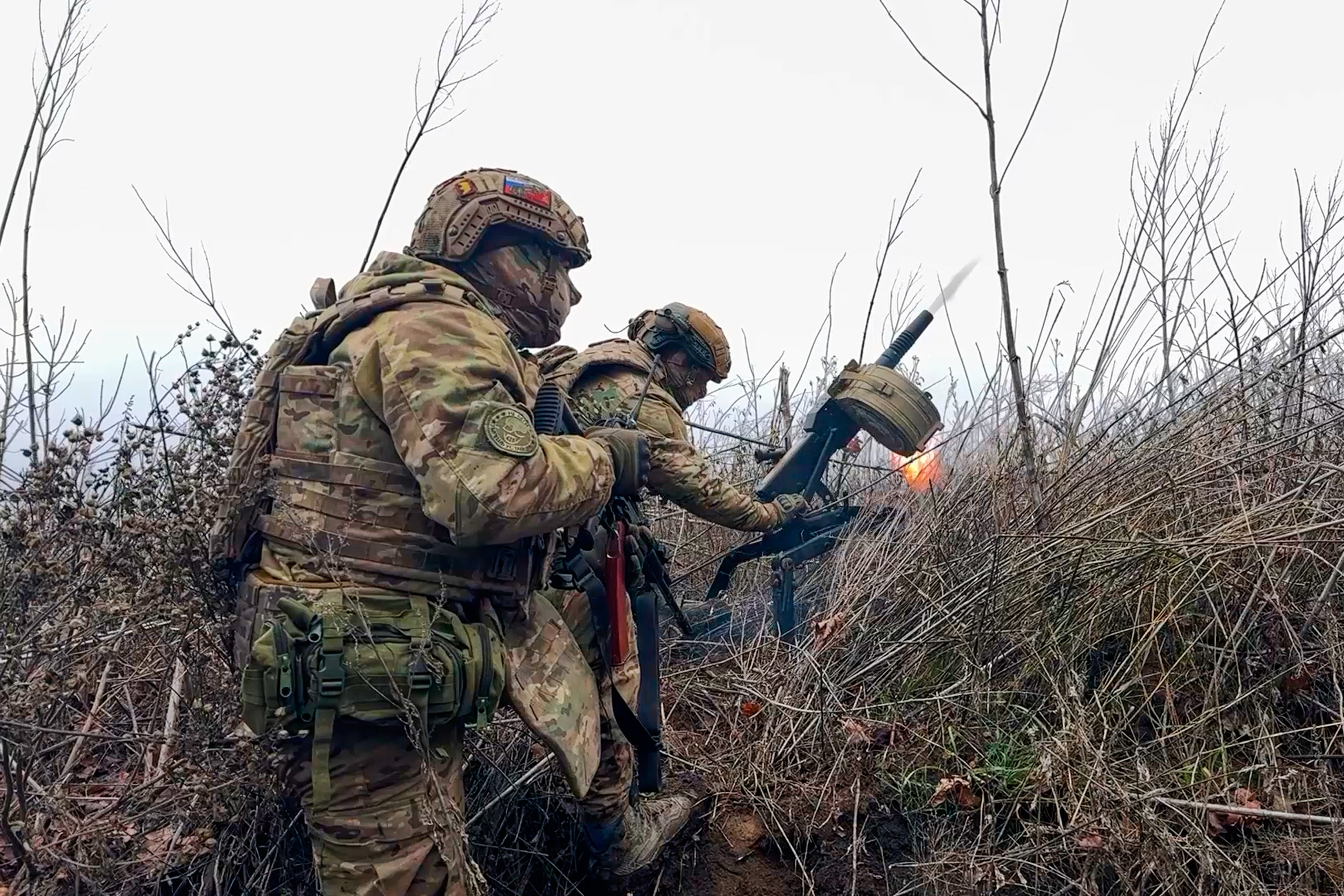 En la imagen, tomada de un video distribuido por la oficina de prensa del Ministerio de Defensa de Rusia el 31 de marzo de 2026, soldados rusos disparan un lanzagranadas hacia posiciones ucranianas en un lugar no revelado en Ucrania
(oficina de prensa del Ministerio de Defensa de Rusia vía AP)