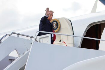 Donald Trump aborda el avión