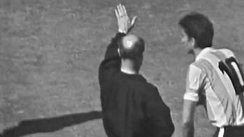 El árbitro alemán Rudolf Kreitlein