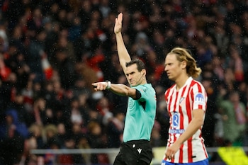 El árbitro Martínez Munuera anula