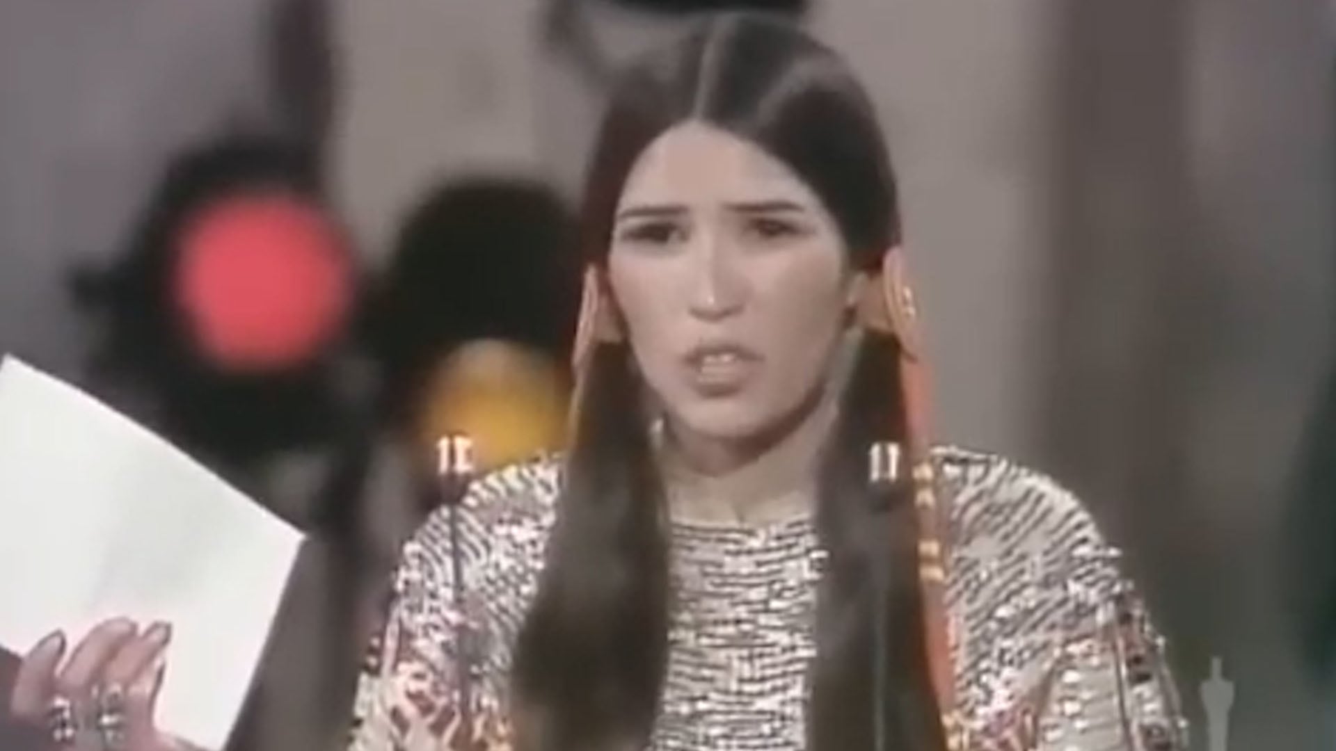 Sacheen Littlefeather subió al escenario vestida con atuendo tradicional y fue interrumpida varias veces por abucheos (Captura de video)