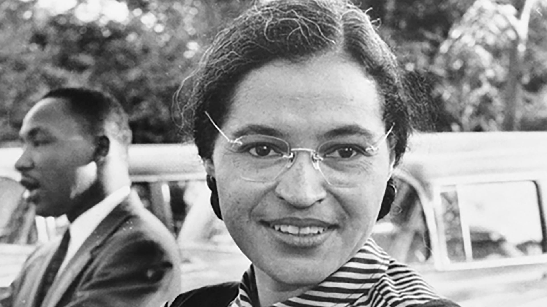 El 1 de diciembre de 1955, Rosa Parks, una costurera afroamericana, fue arrestada en Montgomery por negarse a ceder su asiento en un colectivo a un pasajero blanco, como exigían las reglas segregacionistas