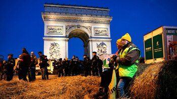 Agricultores franceses son vistos sentados