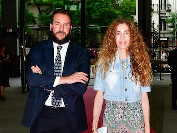 17/06/2025 Borja Thyssen y Blanca Cuesta.
Con Tita Cervera muy recuperada y planeando ya retomar sus compromisos públicos tras la grave neumonía que sufrió el pasado mes de abril, la familia Thyssen afronta una nueva etapa marcada por la tranquilidad y por la mudanza de uno de sus miembros a Estados Unidos. Tal y como ha revelado la periodista Beatriz Cortazar, Sacha, el mayor de los cinco hijos de Borja Thyssen y Blanca Cuesta deja Madrid a sus 18 años y tras graduarse en Bachillerato con excelentes resultados en un prestigioso colegio americano de la capital, va a estudiar un doble grado de Ingeniería Mecánica y Electrónica en una universidad de élite de Estados Unidos.
EUROPA ESPAÑA SOCIEDAD