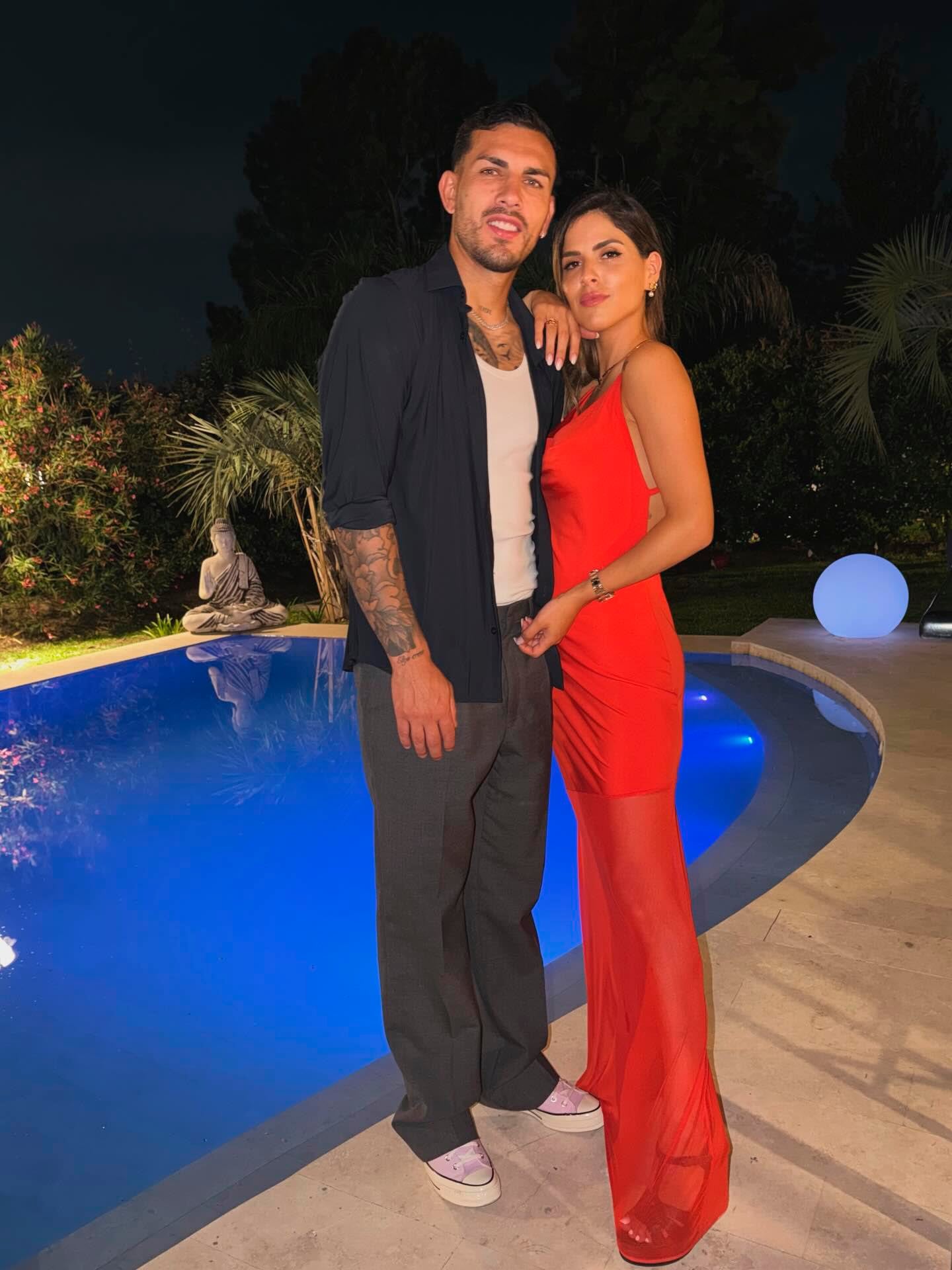 Leandro Paredes y Camila Galante posaron para la foto navideña