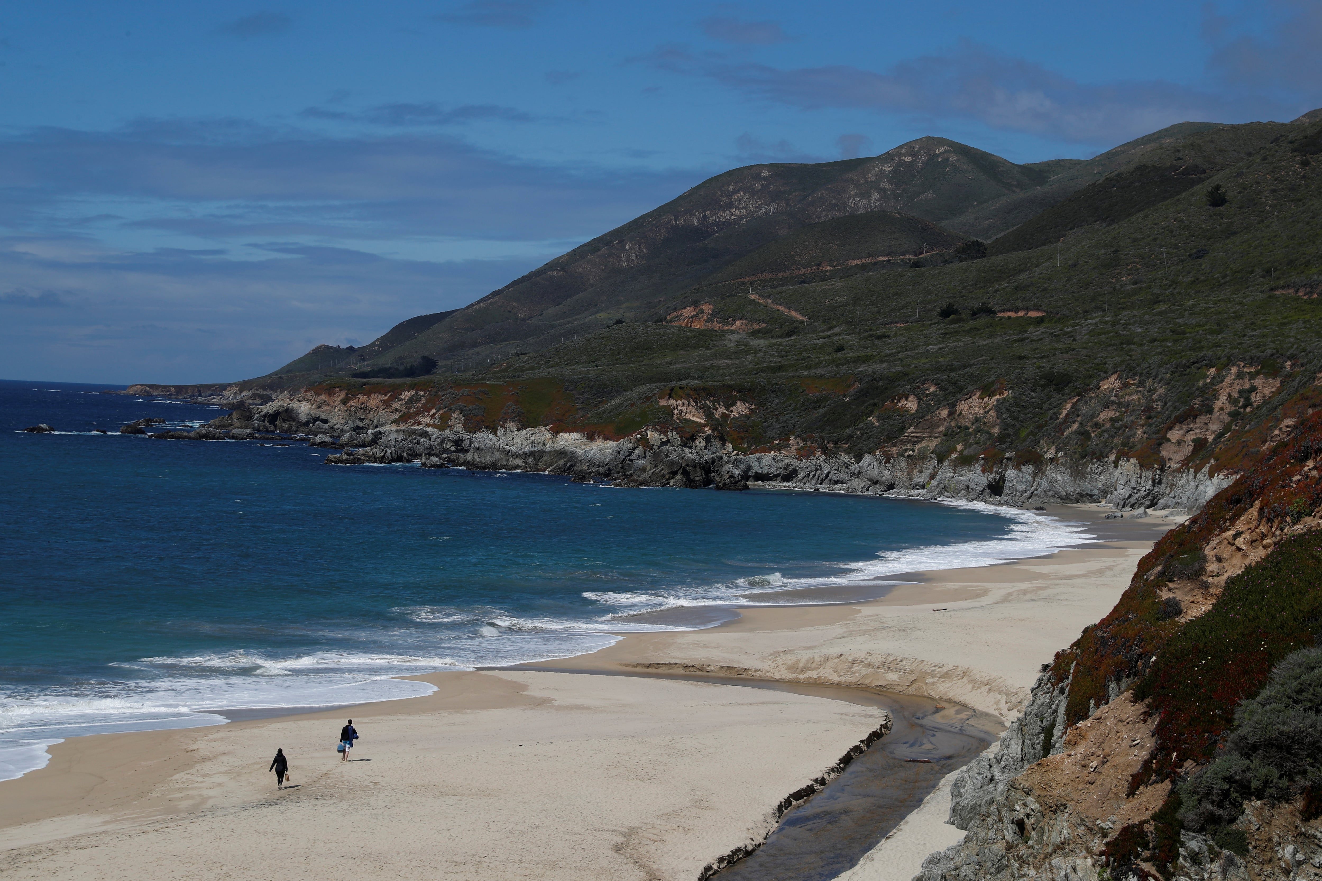 Big Sur en California se extiende por 145 kilómetros y destaca por sus puentes de arco y bosques de secuoyas rojas gigantes (REUTERS/Shannon Stapleton)
