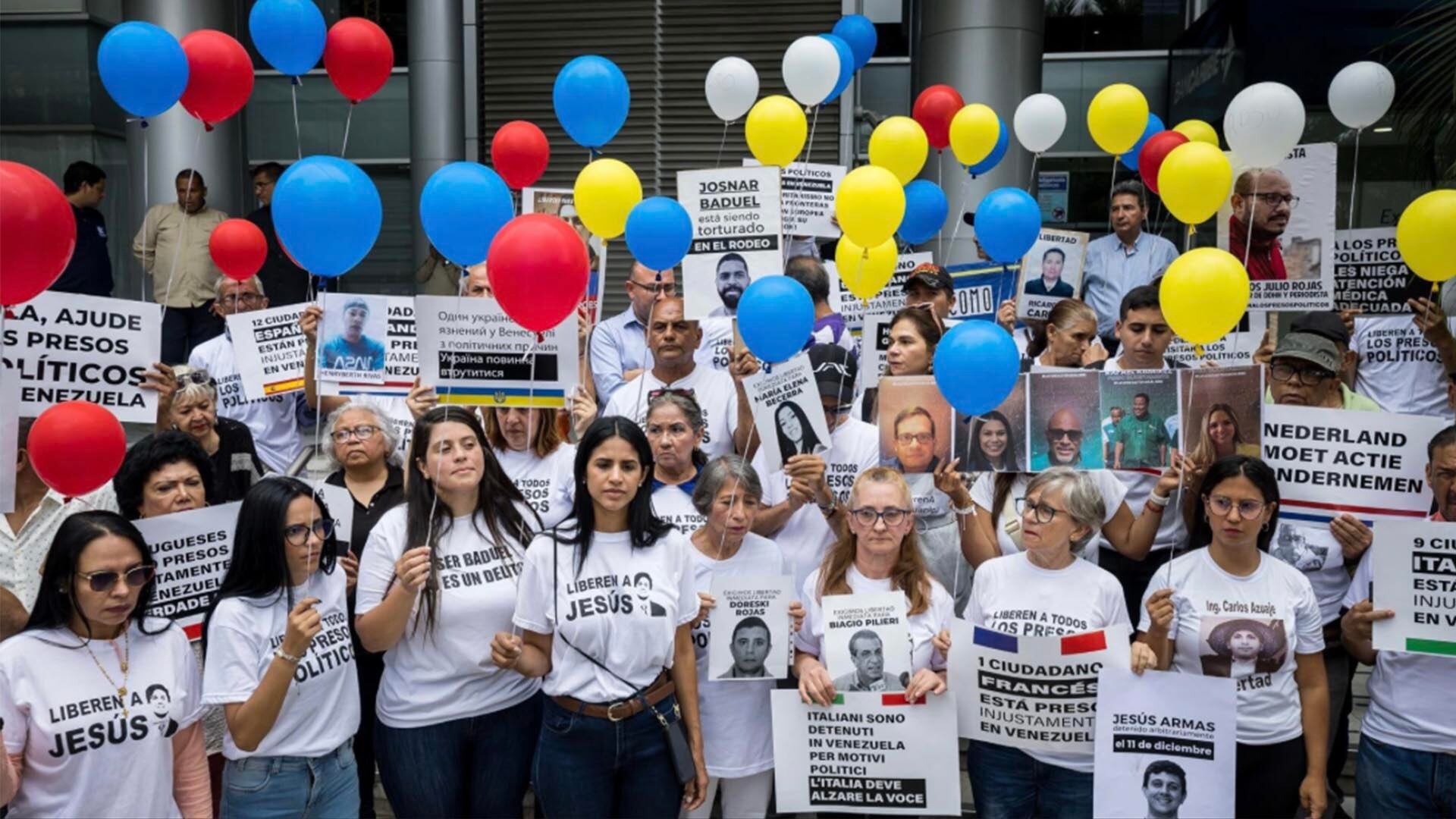 Familiares de presos políticos en una protesta en Caracas 2025