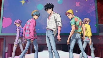 Cinco hombres ilustrados con peinados, gorros y ropa casual de colores, incluyendo jeans, chaquetas y camisas, posan frente a un muro con estrellas y burbujas