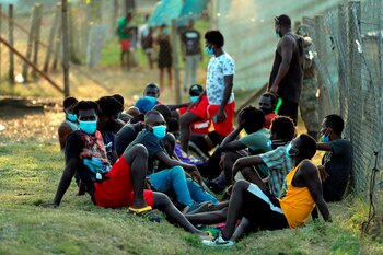 Migrantes en una Estación de Recepción de Migrantes (ERM) en Lajas Blancas, provincia del Darién (Panamá), en una fotografía de archivo. EFE/ Bienvenido Velasco