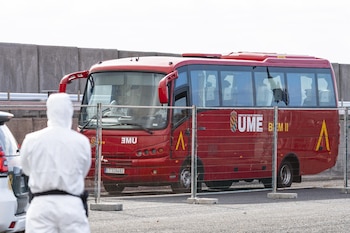 Colectivo esperando el desembarco de los pasajeros del crucero.