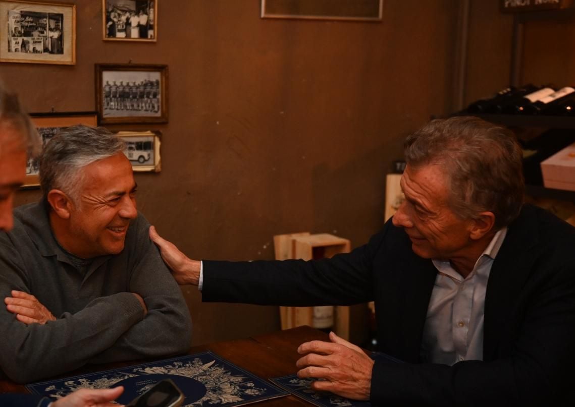 Mauricio Macri durante la cena con el gobernador mendocino (X: @alfredocornejo)