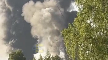 Columna de humo sobre el combinado Temp de Rosrezerv en Ribinsk, reserva estratégica de combustible del Estado ruso ya atacada el 31 de diciembre de 2025; el gobernador ordenó cerrar la autopista a Moscú. (Exilenova+/Telegram)