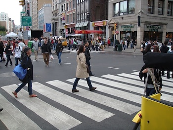 Un cruce de peatones en diagonal con peatones cruzando