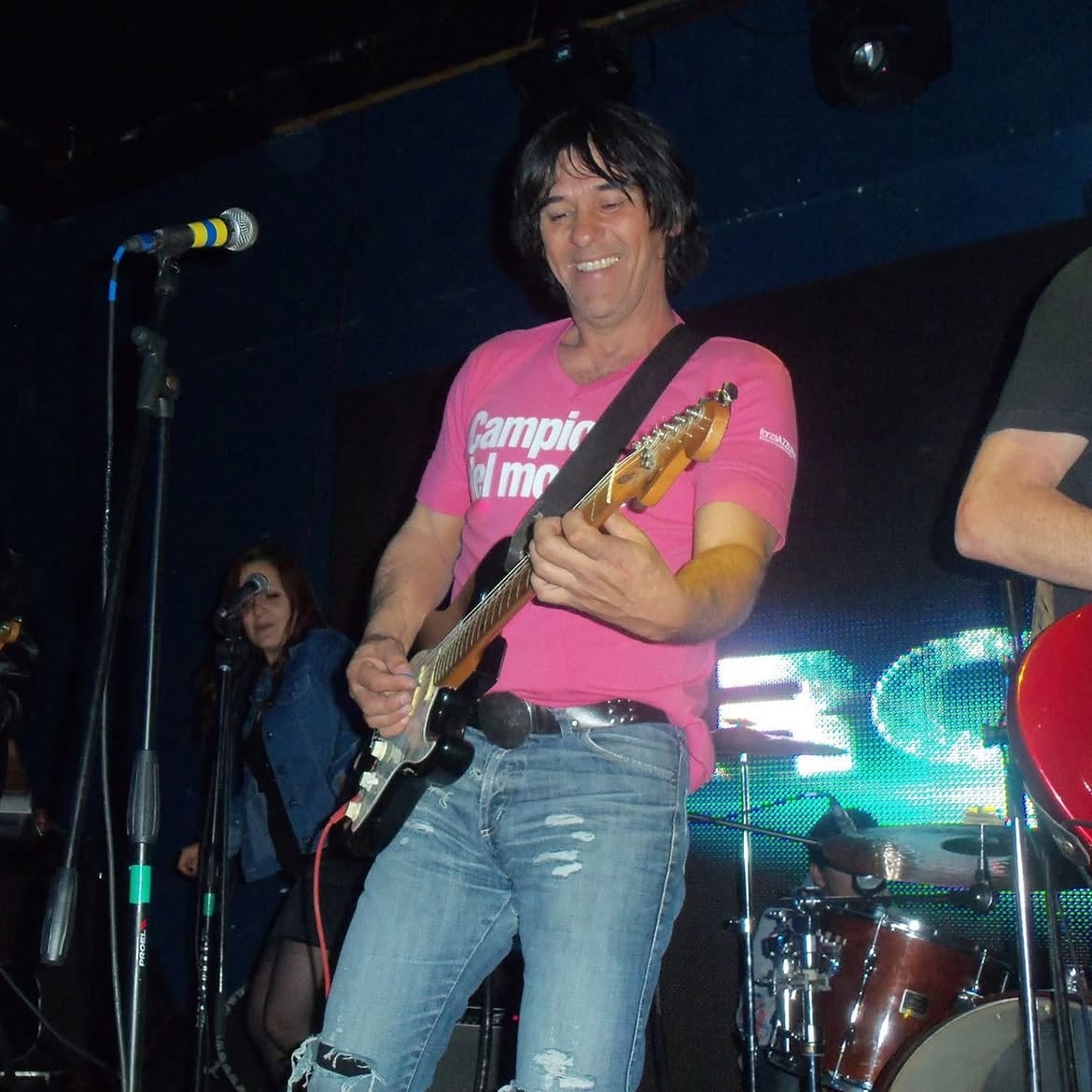 Marcelo Decall con su guitarra