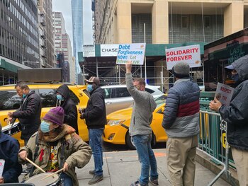 Conductores de taxis amarillos fueron registrados este miércoles al sostener pancartas pada pedir la condonación de sus deudas, durante una manifestación de taxis amarillos, frente a la Alcaldía de Nueva York (NY, EE.UU.). EFE/Ruth E. Hernández