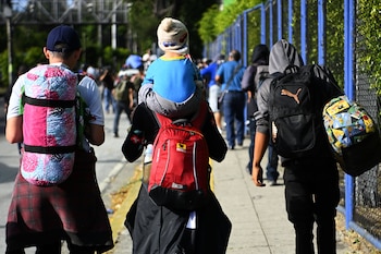 Una familia salvadoreña en su camino a la frontera entre Honduras y México (Foto: Marvin Recinos/AFP)