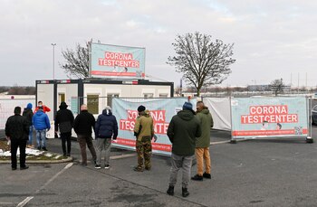 Conductores de autos hacen cola