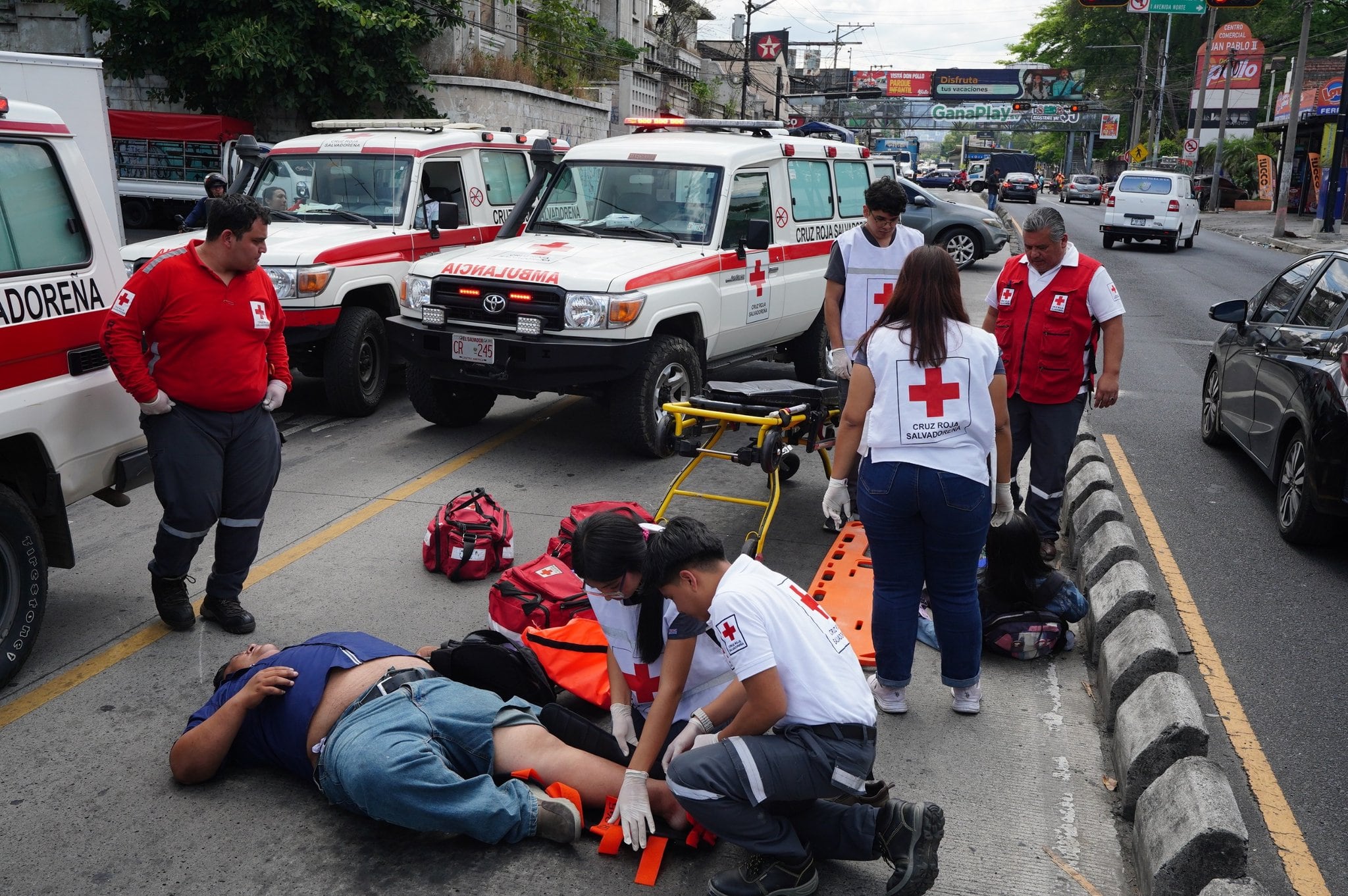 Socorristas de Cruz Roja Salvadoreña brindan atención en carretera durante el operativo de Semana Santa./(Redes de Cruz Roja Salvadoreña)