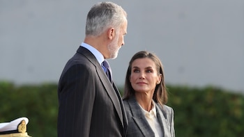 Los reyes comienzan su viaje de Estado a Finlandia: su agenda institucional y la sobriedad de Letizia en la despedida con honores