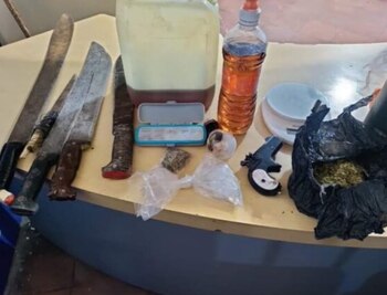 Atacan con machetes a policías