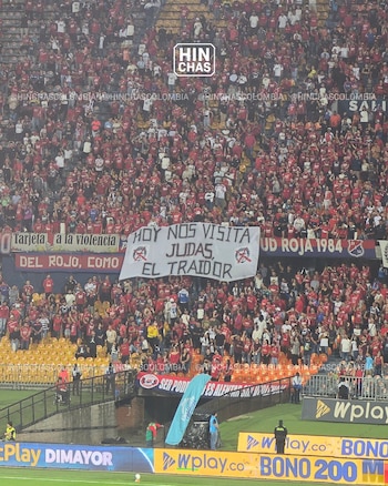 Hinchas del Medellín exhibieron una pancarta dirigida a Juan Guillermo Cuadrado que decia "Hoy nos visita Judas el traidor" - crédito @ColHinchas/X