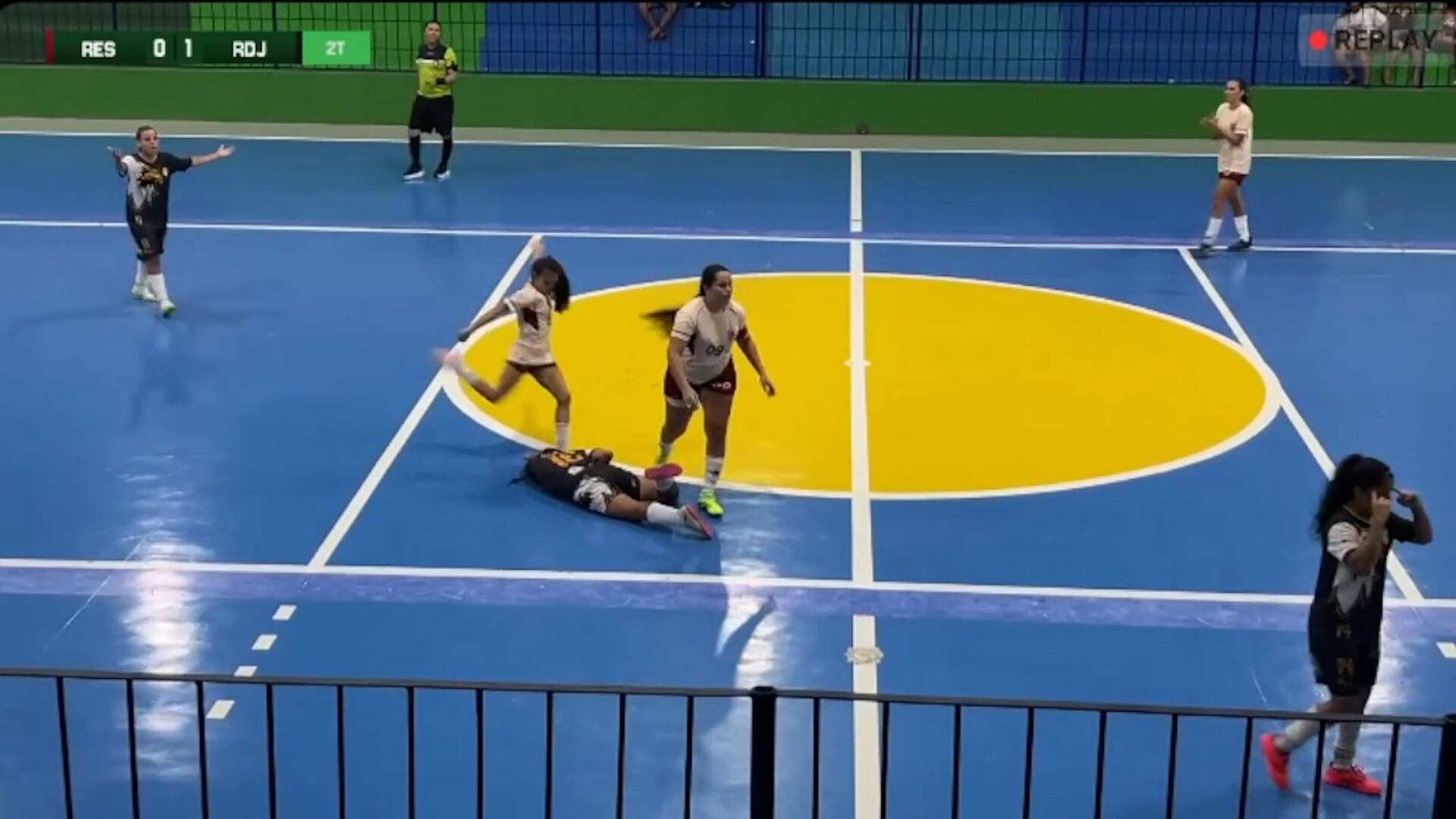 Conmoción en Brasil: una futbolista le pateó la cabeza a su rival y fue suspendida por 5 años