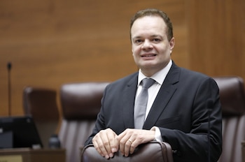 El diputado Gonzalo Ramírez presentó una moción para que la Comisión de Control de Ingreso y Gasto Público investigue el manejo de los recursos del FEES por parte de las universidades estatales. Crédito: Redes sociales Gonzalo Ramirez