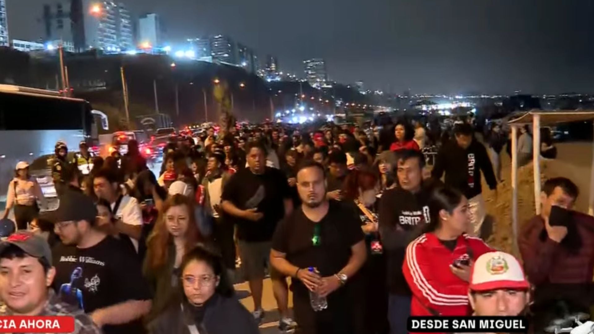 Seguidores de Robbie Williams permanecieron durante horas en los exteriores de Arena 1 Park tras la cancelación del concierto. Latina Noticias