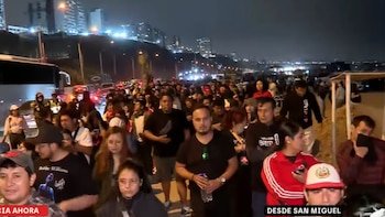 Seguidores de Robbie Williams permanecieron durante horas en los exteriores de Arena 1 Park tras la cancelación del concierto. Latina Noticias