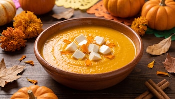Crema de cempasúchil con cubos de queso panela: la receta tradicional para iniciar octubre y la temporada spooky