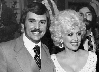 Dolly Parton junto al periodista Joe Edwards, quien escribió druante nueve años la columna "Neshville Sound" sobre música country (AP Foto/Mark Humphrey)