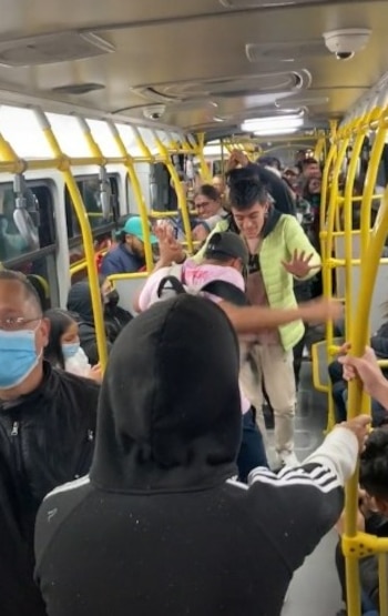 Pasajeros de TransMilenio bailando. Foto: