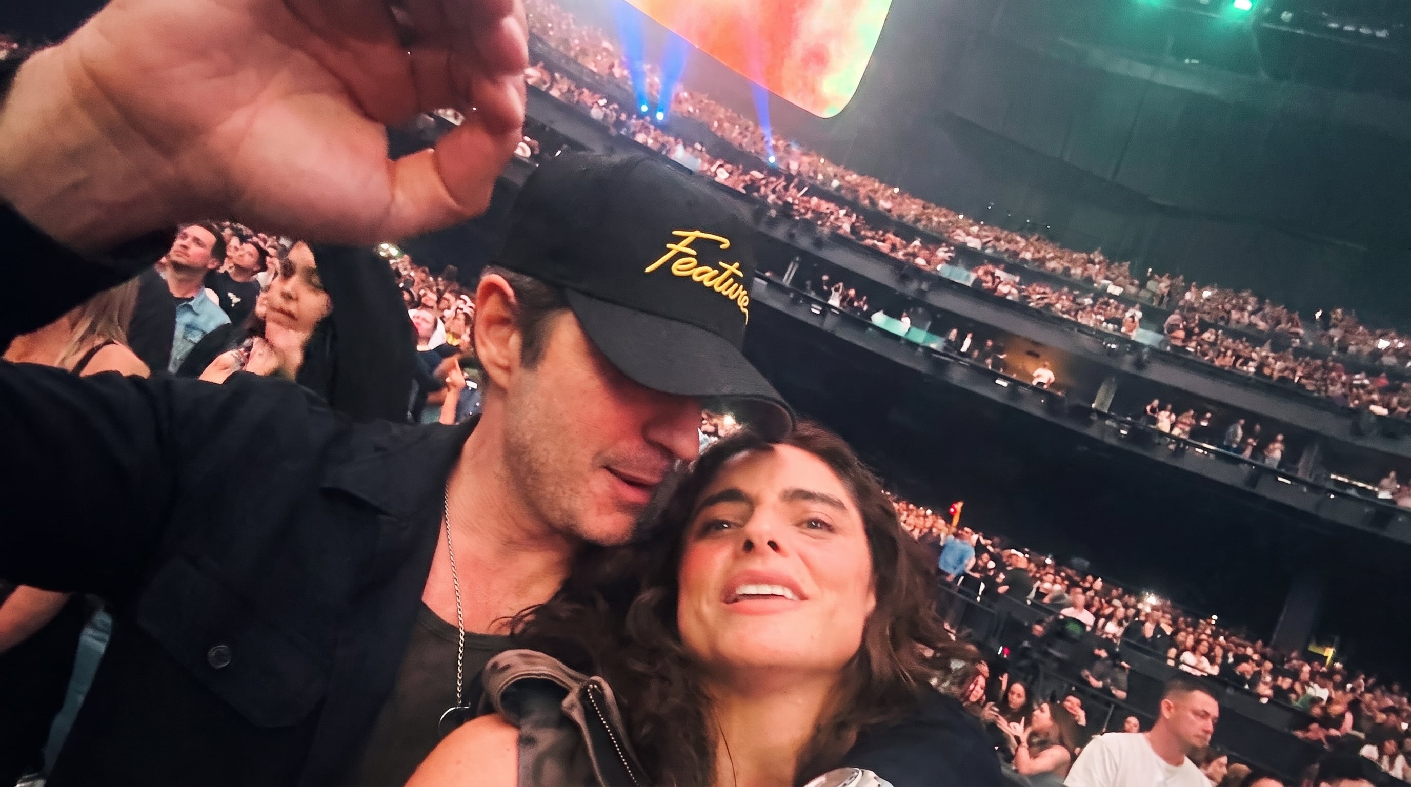 Aislinn Derbez y Mauricio Ochmann reaparecieron juntos y sonrientes durante un evento en Las Vegas, lo que desató especulaciones sobre una reconciliación amorosa. (IG: aislinnderbez)