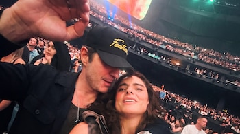 Aislinn Derbez y Mauricio Ochmann reaparecieron juntos y sonrientes durante un evento en Las Vegas.