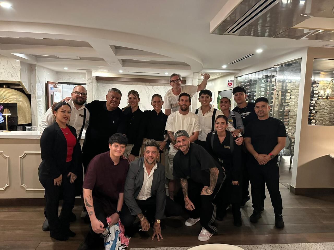 Los invitados posaron con los empleados del restaurant