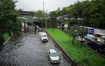 Las tormentas obligaron a cierres parciales y generaron rescates de automovilistas.