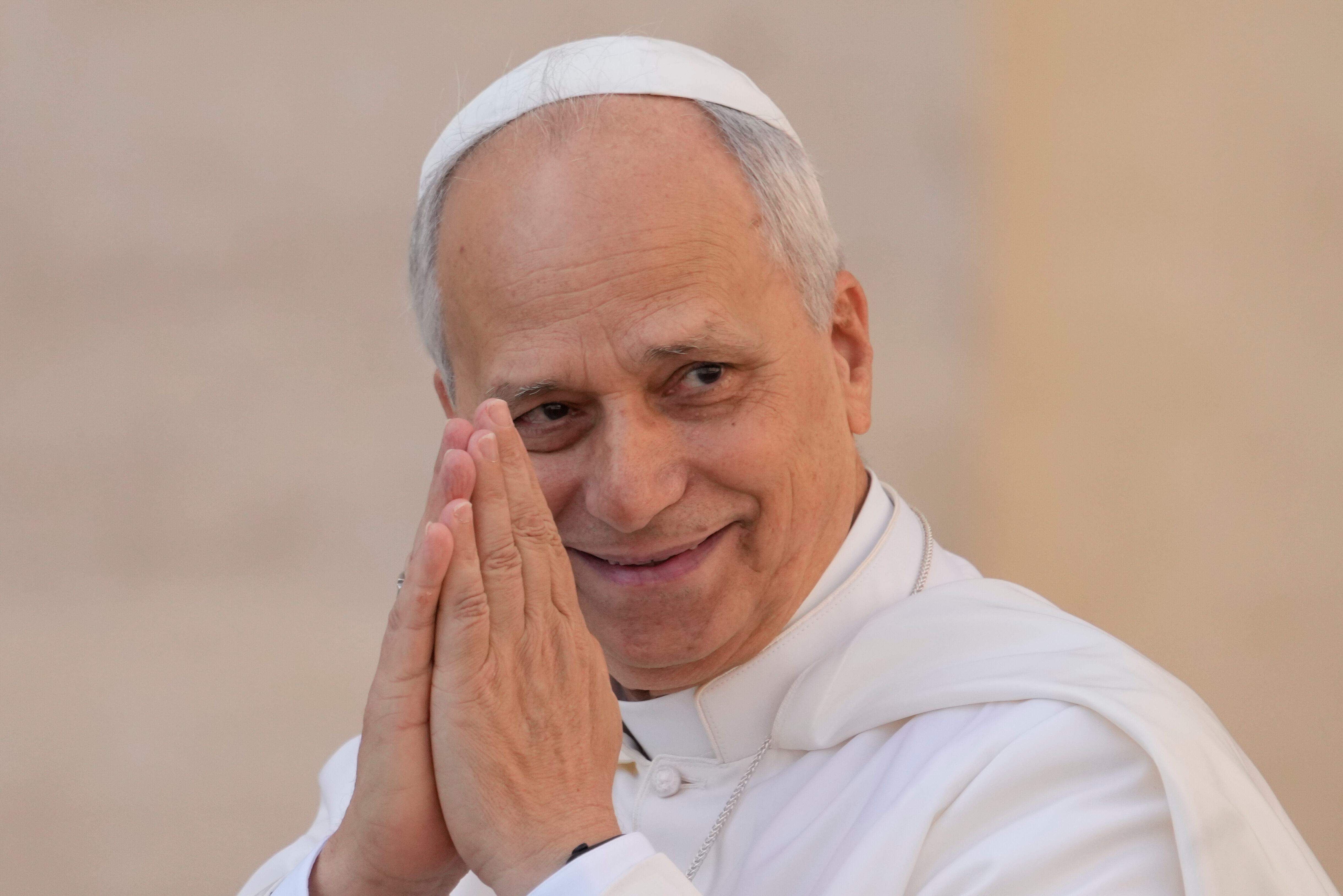 El papa León XIV hace un gesto a su llegada a su audiencia semanal, en la Plaza de San Pedro del Vaticano, el 1 de octubre de 2025. (AP Foto/Gregorio Borgia)