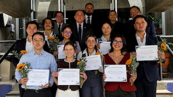 Caja Costarricense de Seguro Social reconoce a los médicos con mejores calificaciones en examen de residencias