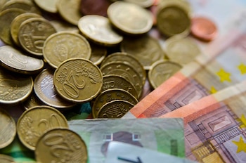 Una imagen de archivo de monedas y billetes de euro. (Europa Press)