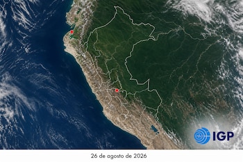 Mapa satelital del Perú con fronteras delimitadas, dos puntos rojos, el logotipo del IGP y una fecha escrita.