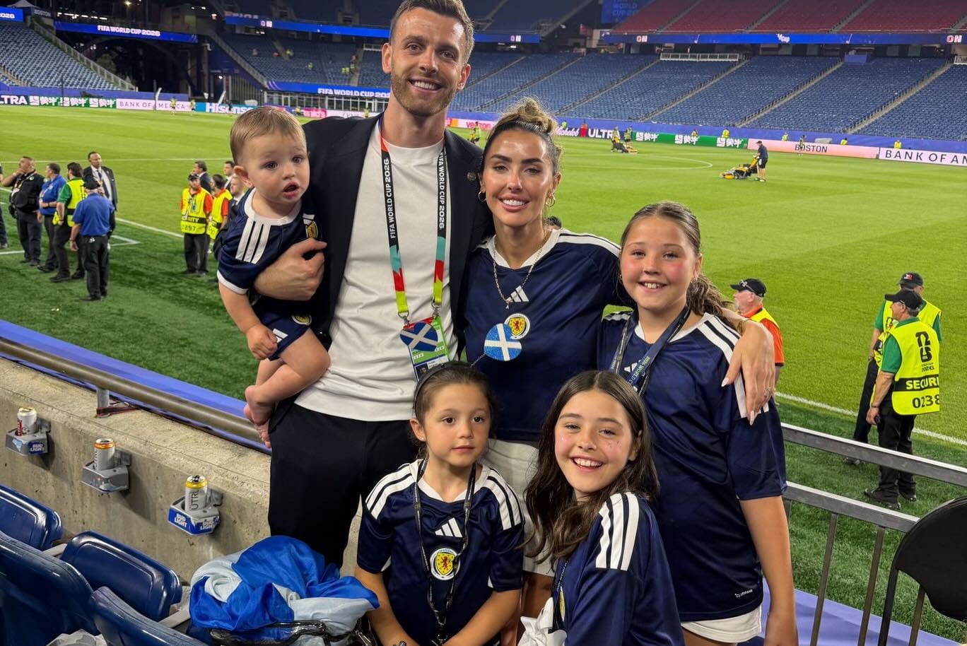 Angus Gunn junto a su pareja Jade y su familia (@angusgunn01)